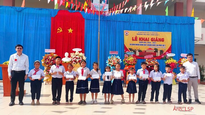 Đại diện LSP và Công ty Cổ phần Kỹ thuật Toàn Thắng trao học bổng cho học sinh có hoàn cảnh khó khăn tại Trường Tiểu học Long Sơn 1