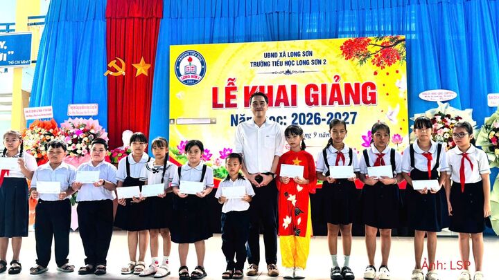 Đại diện doanh nghiệp trao học bổng cho học sinh có hoàn cảnh khó khăn tại Trường Tiểu học Long Sơn 2