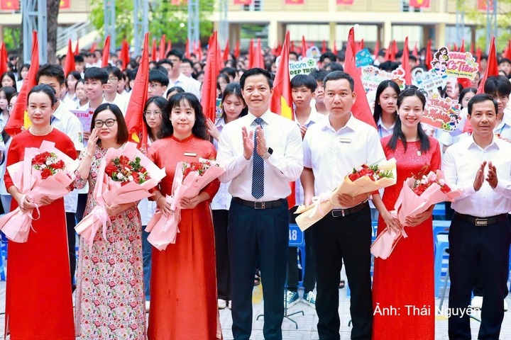 Ông Vương Quốc Tuấn, Chủ tịch UBND tỉnh Thái Nguyên dự Lễ khai giảng năm học mới 2026 - 2027 với cán bộ, giáo viên và học sinh Trường THPT Lương Ngọc Quyến. Ảnh: Thái Nguyên