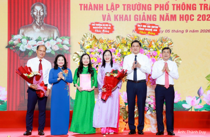 Phó Bí thư Thường trực Tỉnh uỷ Nghệ An Hoàng Nghĩa Hiếu và Phó Chủ tịch UBND tỉnh Thái Văn Thành trao Quyết định thành lập và chúc mừng năm học mới Trường Phổ thông Trần Quốc Hoàn