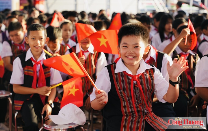 Niềm vui của học sinh xã A Lưới 3 trong ngày khai giảng đầu năm học 2026 - 2027.