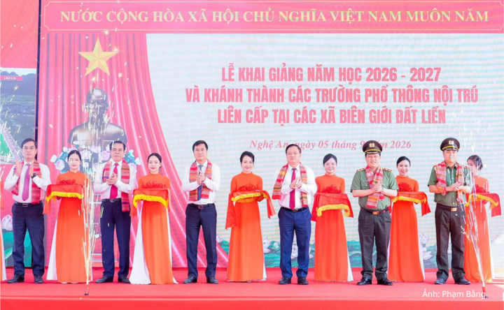 Các đồng chí lãnh đạo, đại biểu thực hiện nghi thức cắt băng khánh thành, bàn giao và đưa công trình Trường Phổ thông nội trú Tiểu học và THCS xã Anh Sơn vào sử dụng