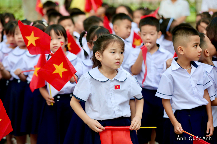 Sáng 5/9, hòa chung không khí khai giảng năm học mới trên cả nước, các trường học tại Thanh Hóa và Ninh Bình đồng loạt tổ chức lễ khai giảng trong không khí trang trọng, vui tươi và phấn khởi.