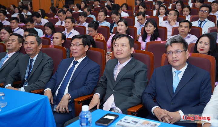 Lãnh đạo Nhà trường và các đại biểu tham dự lễ khai giảng năm học 2026-2027.