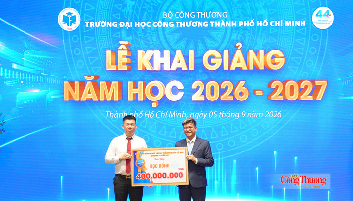 Doanh nghiệp trao bảng biểu trưng giá trị học bổng cho đại diện Nhà trường.