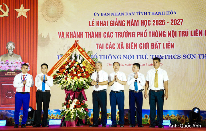 Ông Phạm Văn Thành, Hiệu trưởng Trường Phổ thông nội trú Tiểu học và Trung học cơ sở Sơn Thủy cho biết, nhà trường được xây dựng với quy mô 30 lớp, đáp ứng khoảng 750 học sinh, tổng mức đầu tư 115 tỷ đồng. Năm học 2026-2027, trường có 667 học sinh. Trong đó, 248 học sinh từ lớp 4 đến lớp 9 được tổ chức học tập nội trú; 419 học sinh các khối lớp còn lại học bán trú.