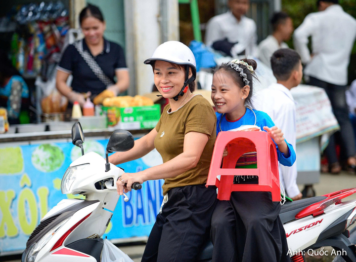 Tại xã biên giới vùng cao Sơn Điện (tỉnh Thanh Hoá), từ sáng sớm, những con đường dẫn đến Trường Tiểu học và THCS xã Sơn Điện đã rộn ràng tiếng nói, tiếng cười của học sinh trong niềm vui ngày khai giảng.