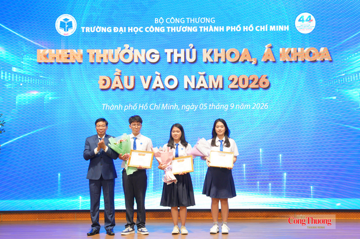 PGS.TS Nguyễn Xuân Hoàn, Hiệu trưởng Trường Đại học Công Thương TP. Hồ Chí Minh, trao tặng Giấy khen cho 3 tân sinh viên đạt Thủ khoa, Á khoa tại lễ khai giảng.