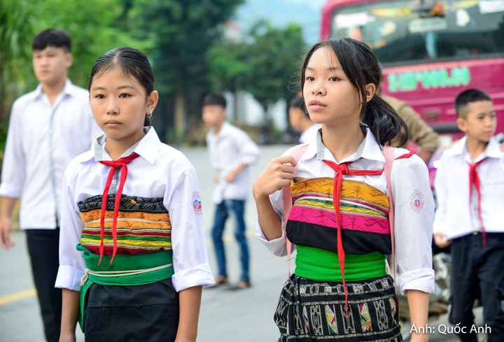 Trong những bộ trang phục truyền thống của đồng bào Thái, Mường, các em nhỏ rạng rỡ, háo hức trước năm học mới.