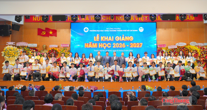 HUIT khen thưởng các tân sinh viên có thành tích đầu vào xuất sắc năm học 2026-2027 tại buổi lễ khai giảng.