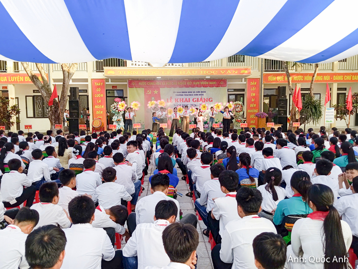 Trong ngôi trường nơi vùng biên, học sinh người Thái, Mường, Kinh cùng nhau bước vào năm học mới với niềm vui, những ước mơ tuổi thơ và kỳ vọng của gia đình. Với các em, con chữ không chỉ mở ra cánh cửa tri thức mà còn là hành trang để hướng tới một tương lai tốt đẹp hơn.
