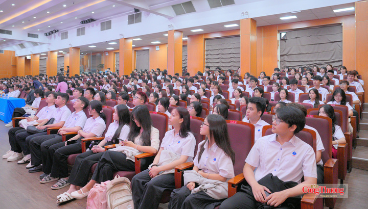 Tân sinh viên của Trường Đại học Công Thương TP. Hồ Chí Minh hân hoan dự lễ khai giảng năm học 2026-2027.