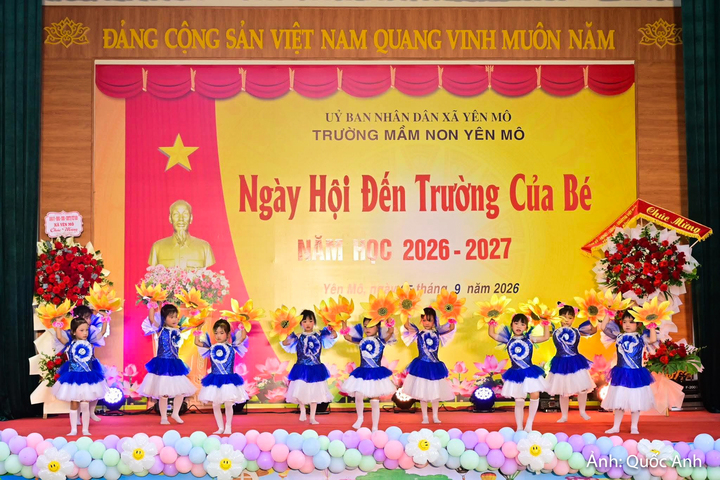 Từ sáng sớm, khuôn viên Mầm non Yên Mô (tỉnh Ninh Bình) rộn ràng không khí ngày hội. Các thầy cô giáo, học sinh có mặt đông đủ, trong niềm vui được bắt đầu năm học mới.