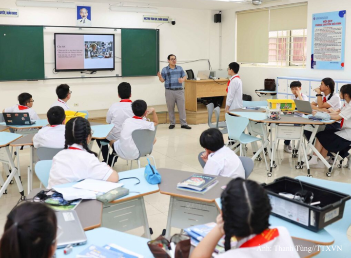 Học sinh Trường THCS Ngô Sĩ Liên (Hà Nội) tham gia buổi học ứng dụng AI trong việc sáng tạo, thiết kế lắp ghép robot cùng chuyên gia công nghệ AI Robotics