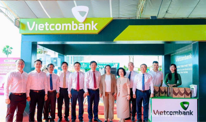 Bà Nguyễn Thị Minh Huyền (thứ 5 từ phải sang) cùng lãnh đạo tỉnh Đắk Lắk tham quan gian trưng bày của Vietcombank trong khuôn khổ Chương trình “Hỗ trợ tiểu thương chợ truyền thống ứng dụng thương mại điện tử tỉnh Đắk Lắk năm 2026”