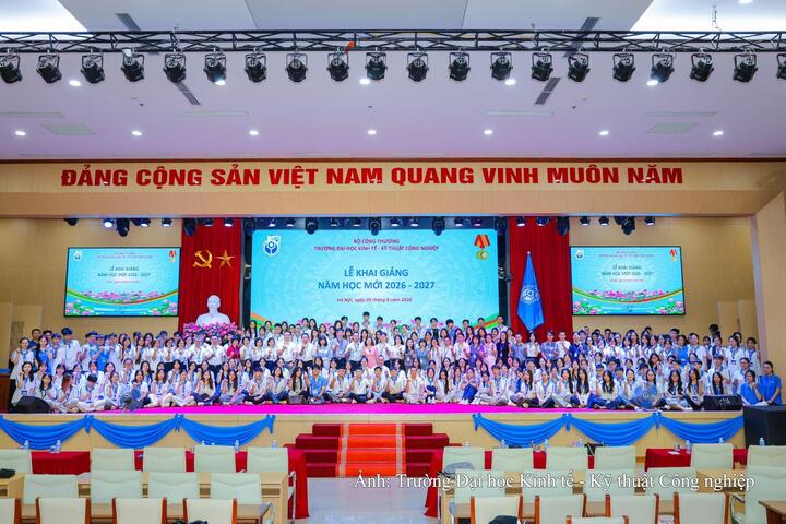Ban giám hiệu, lãnh đạo các đơn vị cùng đông đảo cán bộ, giảng viên và sinh viên Trường Đại học Kinh tế - Kỹ thuật Công nghiệp tham dự Lễ khai giảng.
