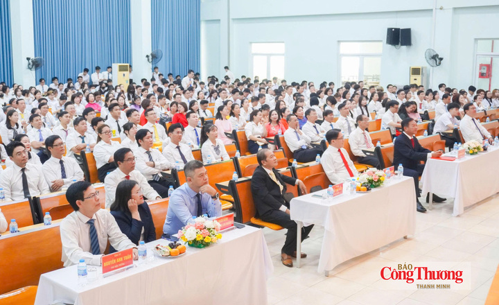 Lãnh đạo nhà trường và các đại biểu tham dự lễ khai giảng năm học 2026-2027.