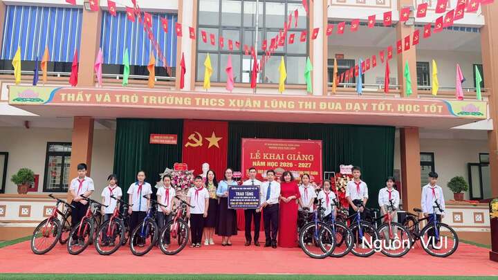 Đại diện Trường Đại học Công nghiệp Việt Trì trao tặng xe đạp cho học sinh có hoàn cảnh khó khăn.