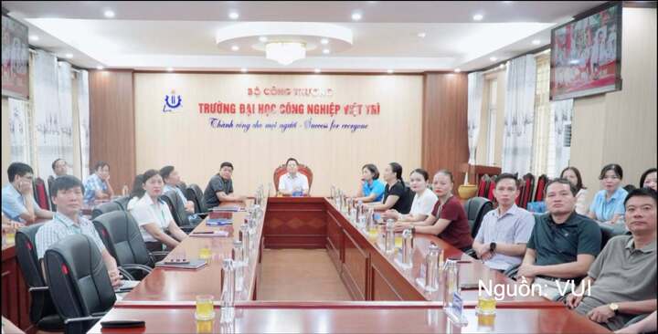 Lãnh đạo Trường Đại học Công nghiệp Việt Trì cùng tham dự lễ khai giảng năm học mới bằng hình thức trực tuyến với điểm cầu trung tâm tại Lào Cai.