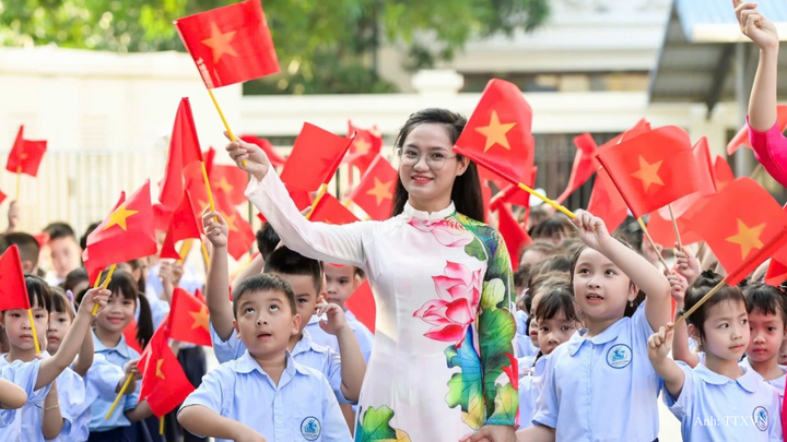 Cô và trò rạng rỡ trong ngày khai giảng