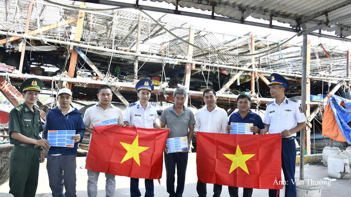 Trao tặng Cờ Tổ quốc cho các tàu cá tại cảng cá Tam Quang