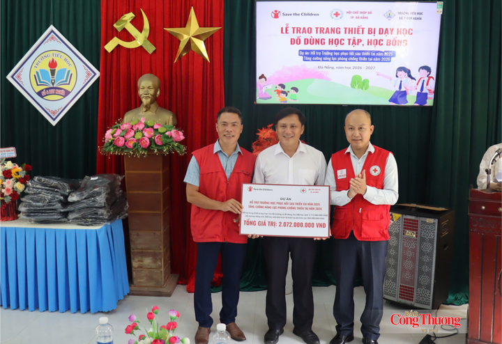 Trao bảng tượng trưng hỗ trợ máy móc thiết bị, cơ sở vật chất và học bổng cho 6 trường học và học sinh thuộc dự án