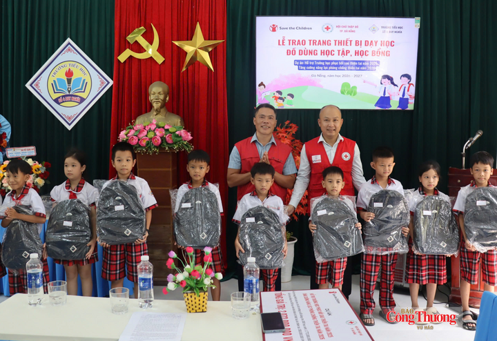 Trao tặng đồ dùng học tập cho các em học sinh trường Tiểu học Duy Nghĩa trong ngày khai giảng năm học mới