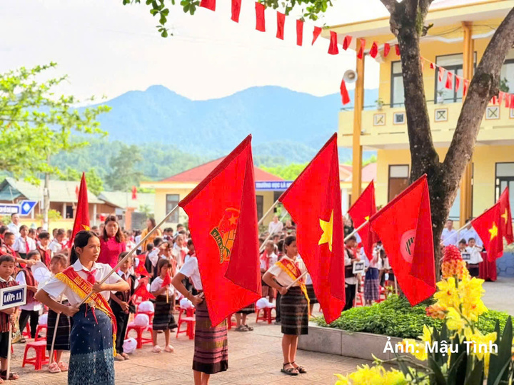 Các em học sinh khu vực miền núi xã Kim Ngân đón năm học mới