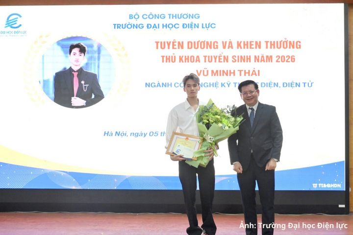 PGS.TS. Đinh Văn Châu tuyên dương và khen thưởng thủ khoa tuyển sinh năm 2026.