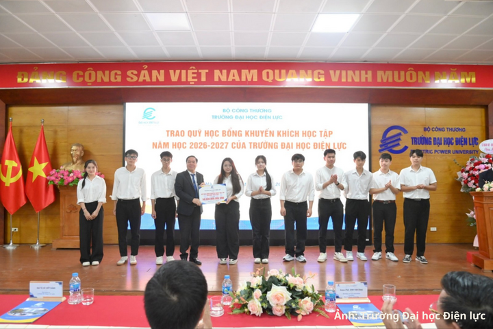 NGƯT.PGS.TS Vũ Đình Ngọ - Phó Hiệu trưởng trao quỹ học bổng khuyến khích học tập năm học 2026 - 2027 của Trường Đại học Điện lực.