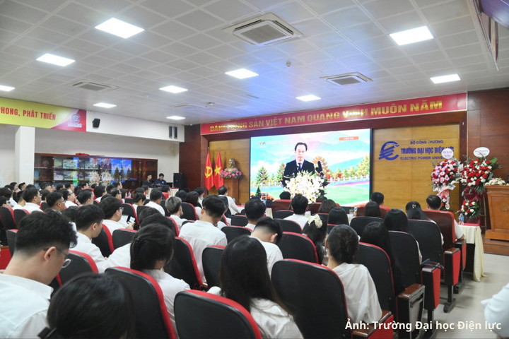 Điểm cầu Trường Đại học Điện lực dự Lễ khai giảng chung diễn ra từ 7 giờ 30 đến 8 giờ 30, theo hình thức trực tiếp kết hợp trực tuyến.