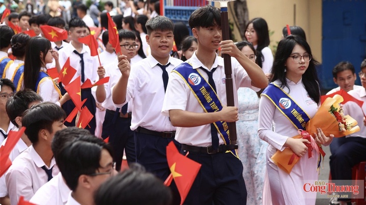 Học sinh khối 10 trường THPT Trần Khai Nguyên trong ngày đầu tiên của năm học mới.