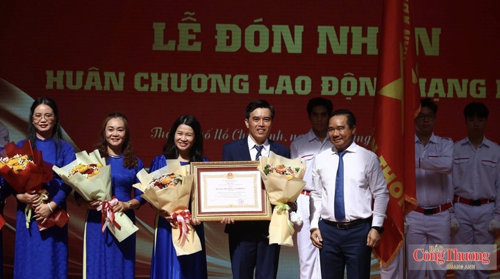 Trường THPT Trần Khai Nguyên vinh dự đón nhận Huân chương Lao động Hạng Nhì.