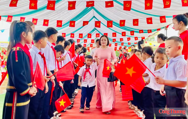 Không khí khai trường tại Ia Púch năm nay càng đặc biệt khi đây là lần đầu tiên học sinh được đón năm học mới dưới mái trường nội trú liên cấp vừa hoàn thành.