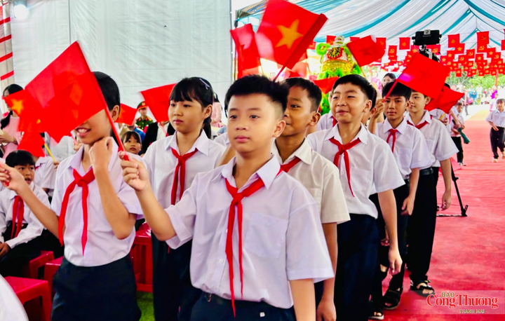 Học sinh vùng biên háo hức trong ngày khai giảng năm học mới.