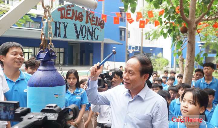 Phó Thủ tướng Lê Tiến Châu đánh kẻng khai giảng năm học mới