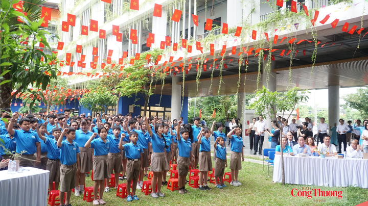 Các em học sinh trường Tiểu học, THCS và THPT Hy Vọng hô vang 10 lời hứa danh dự của học sinh nhà trường trước khi bước vào năm học mới 2026 - 2027.
