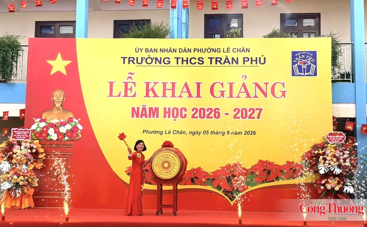 Hiệu trưởng Trường THCS Trần Phú, phường Lê Chân, TP. Hải Phòng Lê Thị Minh Tâm thực hiện nghi thức đánh trống khai giảng năm học 2026-2027.
