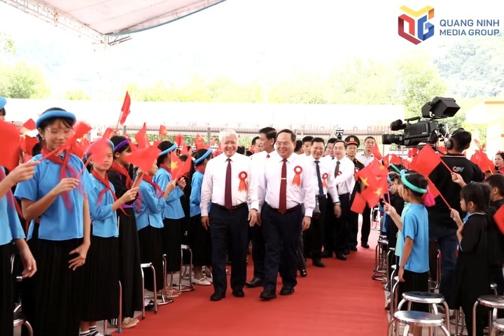 Đồng chí Đỗ Văn Chiến và đồng chí Quản Minh Cường dự Lễ khai giảng Trường Phổ thông nội trú Tiểu học và Trung học cơ sở Bình Liêu. Ảnh: Quang Ninh Media Group