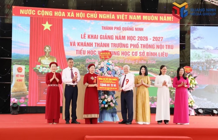 Đồng chí Đỗ Văn Chiến trao hoa và tivi tặng thầy trò Trường Phổ thông nội trú Tiểu học và Trung học cơ sở Bình Liêu. Ảnh: Quang Ninh Media Group