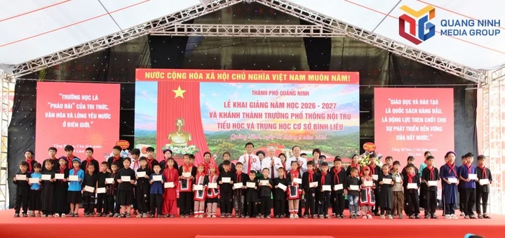 Các đồng chí lãnh đạo Trung ương, lãnh đạo thành phố Quảng Ninh trao quà tặng các  học sinh có hoàn cảnh khó khăn Trường Phổ thông nội trú TH và THCS Bình Liêu. Ảnh: Quang Ninh Media Group