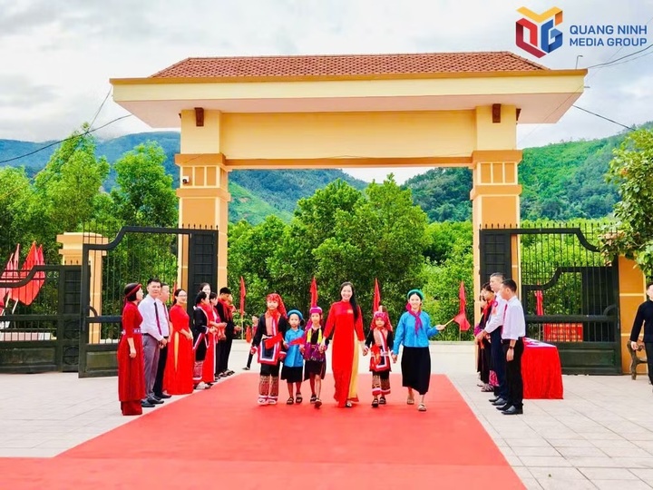 Thầy trò Trường Phổ thông nội trú Tiểu học và Trung học cơ sở Bình Liêu, TP. Quảng Ninh trong ngày hội đến trường. Ảnh: Quang Ninh Media Group