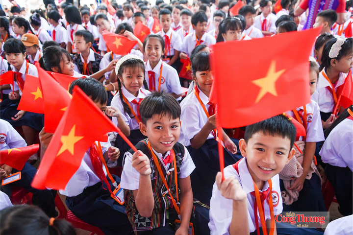Sáng 5/9, cùng với cả nước, học sinh tại TP. Đà Nẵng nô nức đến trường dự lễ khai giảng, bước vào năm học mới 2026 – 2027.