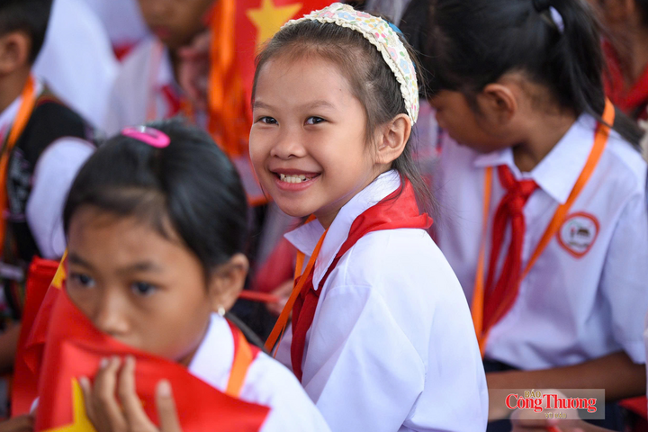 Năm học 2026 - 2027, toàn trường có 1.053 em học sinh ở 9 khối lớp, với 116 cán bộ quản lý, giáo viên, nhân viên.