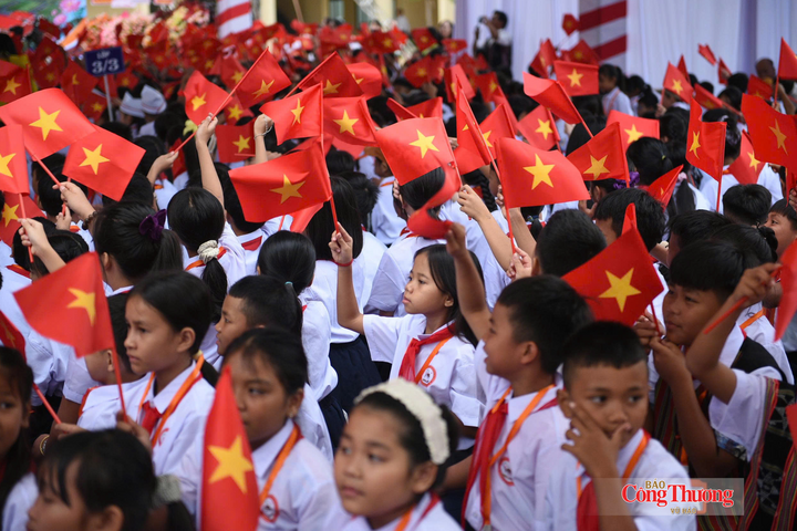 Trường PTDTNT Tiểu học & THCS Tây Giang là một trong 6 trường Phổ thông Nội trú vùng biên được TP. Đà Nẵng xây dựng đồng bộ tại 6 xã: Tây Giang, A Vương, La Dêê, La Êê, Hùng Sơn, Đắc Pring cũng nô nức đến trường. Năm học này, 6 ngôi trường sẽ là nơi học tập, sinh hoạt của hơn 4.500 em học sinh.