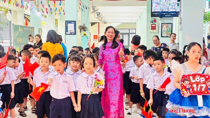 Tại các trường trung tâm TP. Đà Nẵng cũng diễn ra trong không khí trang trọng nhưng tràn đầy phấn khởi.