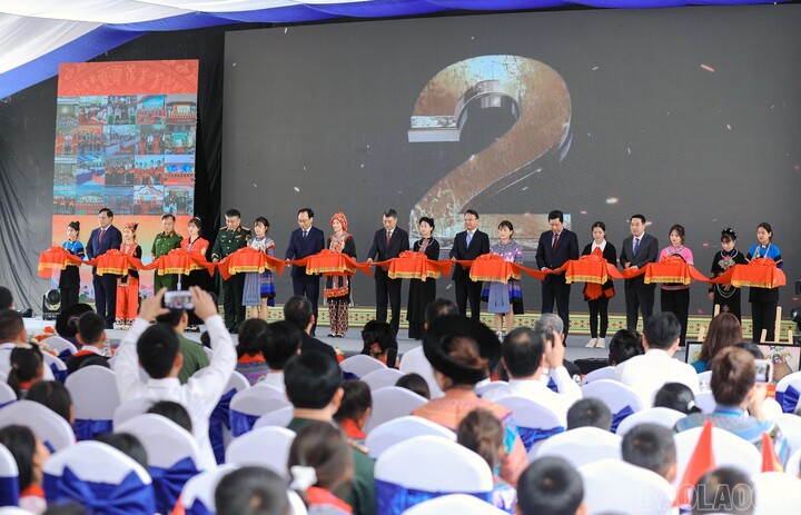 Thủ tướng Chính phủ Lê Minh Hưng và các đại biểu thực hiện nghi thức cắt băng khánh thành đồng loạt các Trường Phổ thông dân tộc nội trú liên cấp Tiểu học và THCS tại các xã biên giới đất liền tại điểm cầu tỉnh Lào Cai. Ảnh: Báo Lào Cai