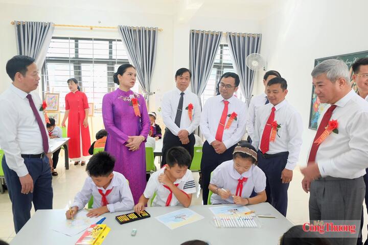 Phó Chủ tịch - Tổng Thư ký UBTƯ MTTQ Việt Nam Hà Thị Nga dự Lễ khai giảng năm học 2026 - 2027 và Lễ Khánh thành Trường Phổ thông nội trú Tiểu học và THCS Petrovietnam-Phong Thổ, tỉnh Lai Châu.