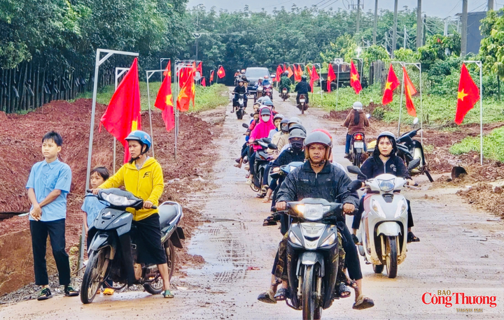 Sáng 5/9, học sinh vùng biên Gia Lai được ba mẹ chở tới trường.