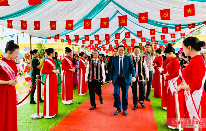 Phó Thủ tướng Chính phủ Hồ Quốc Dũng dự lễ khai giảng tại Trường Phổ thông nội trú liên cấp Tiểu học và THCS Ia Púch.